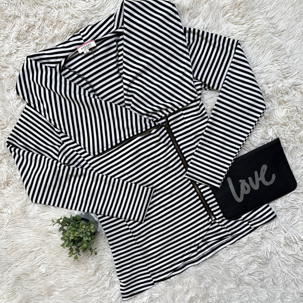 🎉HP🎉 Andree By Unit Asymmetrical Zip Striped Jacket 💗 Black & White